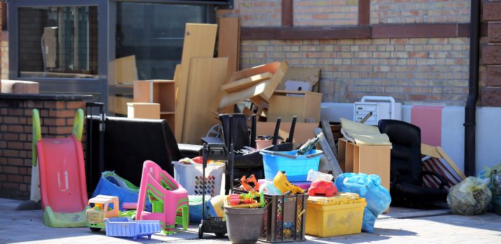 Sperrmüll zur Abholung bereit auf der Straße